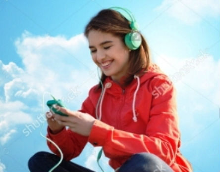 Lány okostelefonnal Lány okostelefonnal